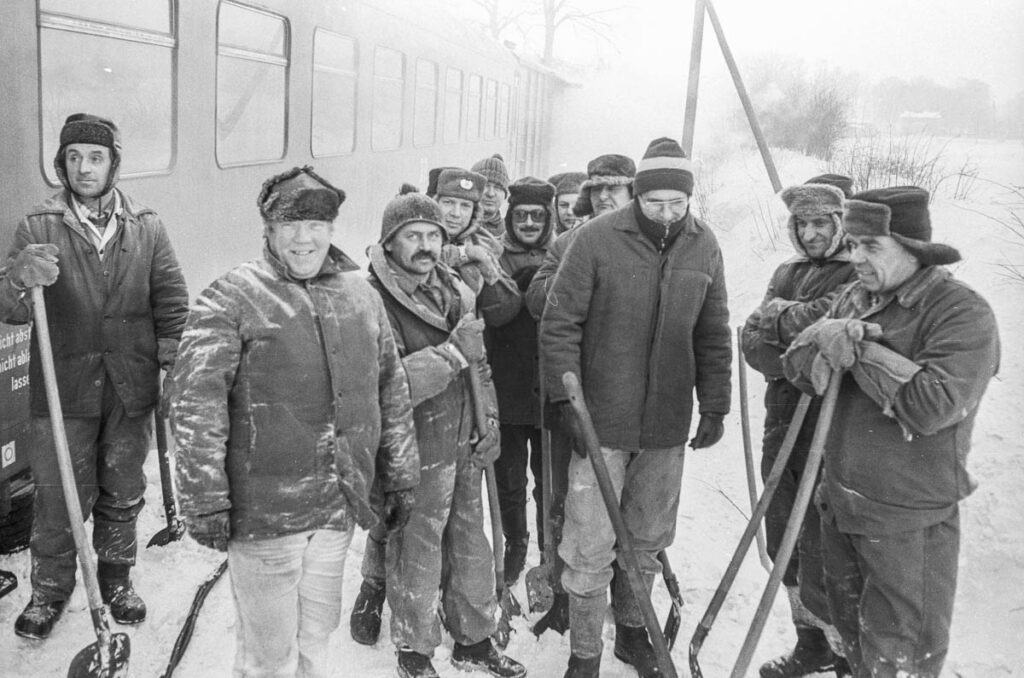 1987 3. Feb. ingewehter und ausgegleister Zug, Nähe Bahnhof Helmsdorf